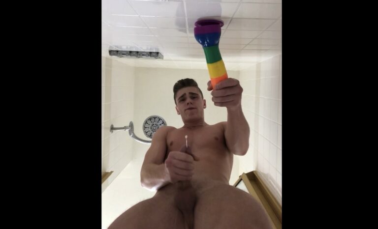 Playing with my new dildo and cumming - TravisStevensX
