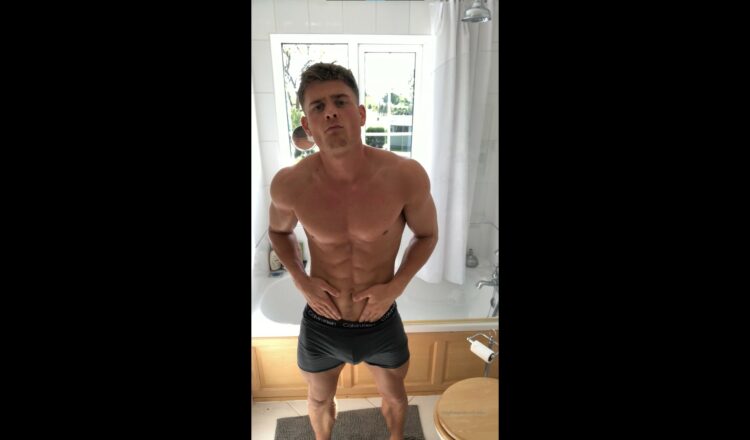 Rubbing lotion over my body and jerking off before a shower - Shredxx