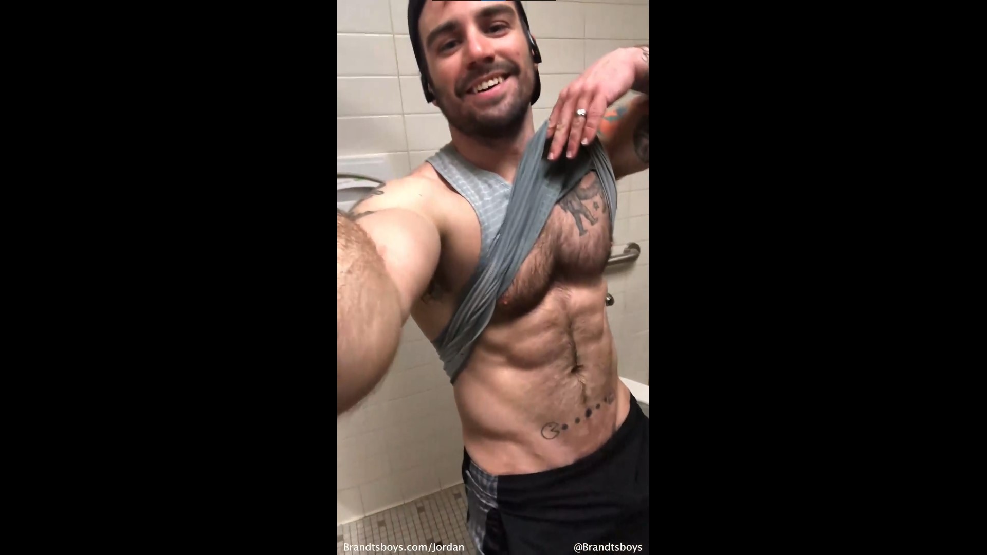 Jordan works out at gym and jerks off over his gym clothes - JordanxBrandt