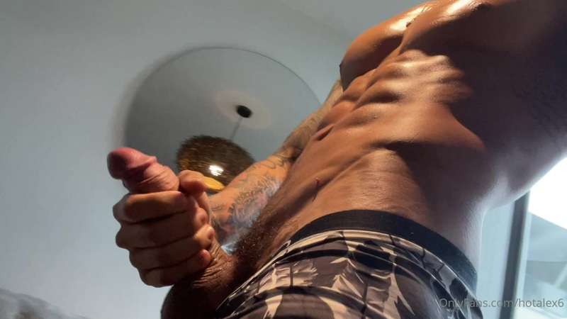 Oiling up by body and jerking my dick - Alejandro Pino (hotalex6)