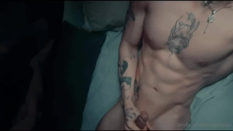 Jerking off in bed and shooting a big load over my abs - Tommy Van (Saigonpapi)