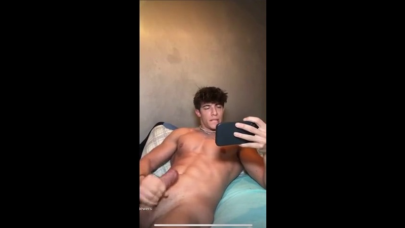 Watching porn in bed and jerking off till I shoot a load over my abs - Sergio Mengual (sergio.mengual)