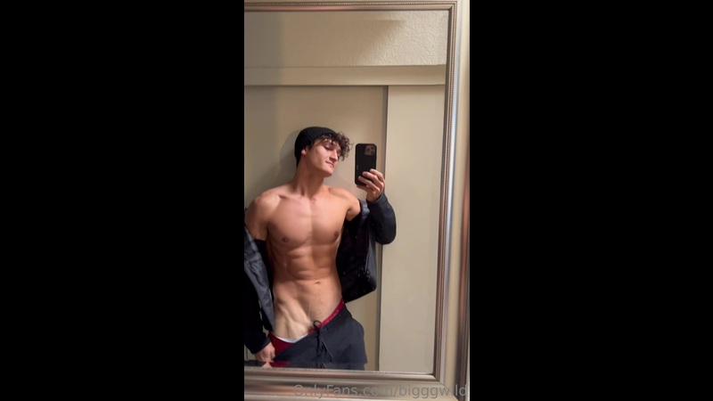 Showing off my body and big cock - BigggWild
