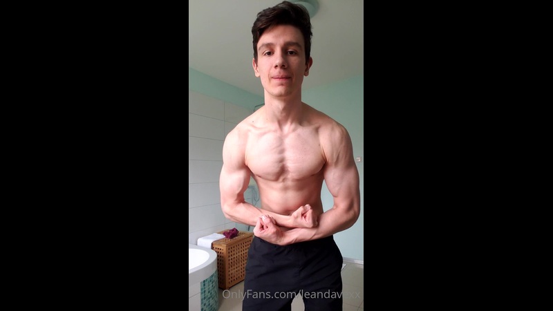 Having a shower and jerking off - LeanDaveXX
