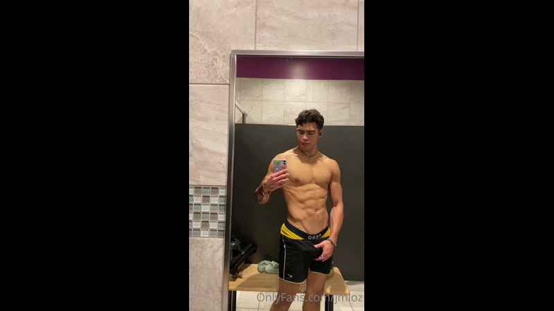 Showing off my dick in the gym changeroom - Josh (jmloz)