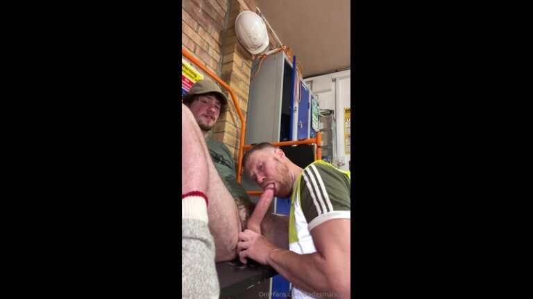 Thatguyfromwalesufollow fucks Tradesmancock