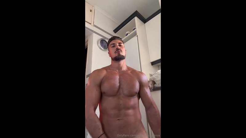 Showing off my muscular body - Miguel Guerrero (miguelguerreroa)
