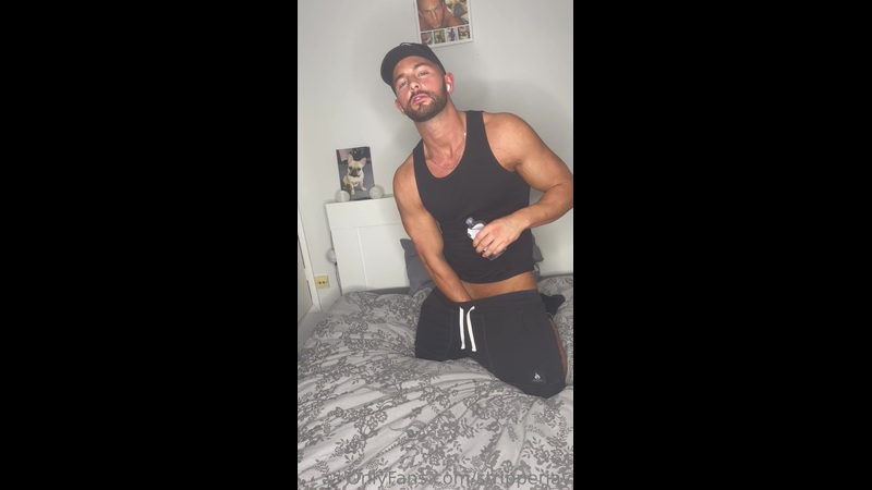 Jerking my cock in bed and cumming over myself - StripperJay