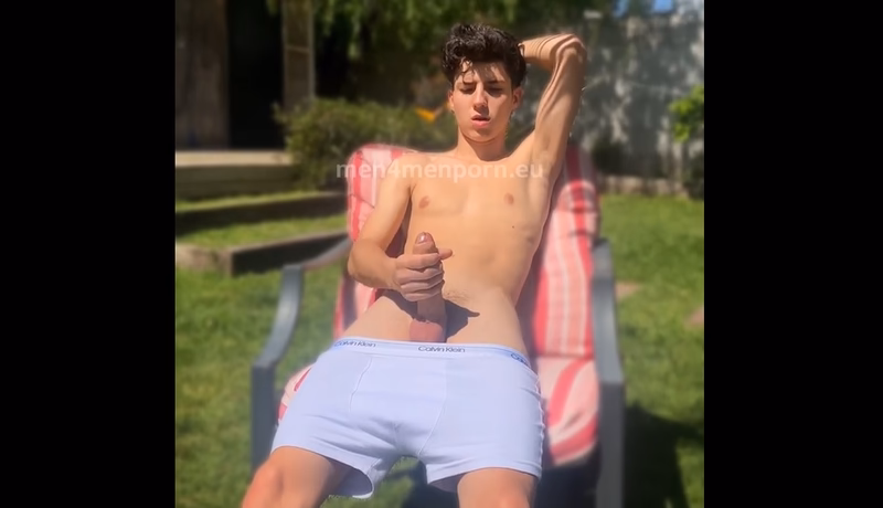 onlytwinks thumbnail for Valenteenhoot jerks off in the backyard after a workout