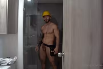 onlytwinks thumbnail for Jerking off in the shower – Builder role play – Oliver Colt (TheOliverColt)