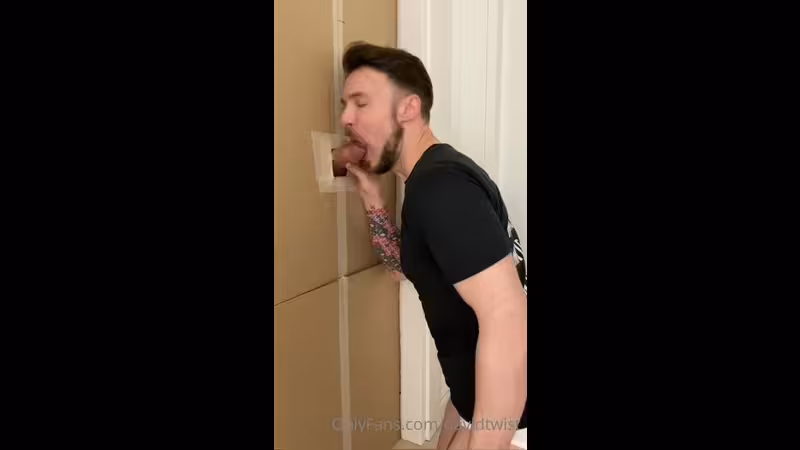onlytwinks thumbnail for Sucking dick at a gloryhole – David Twist (davidtwist)