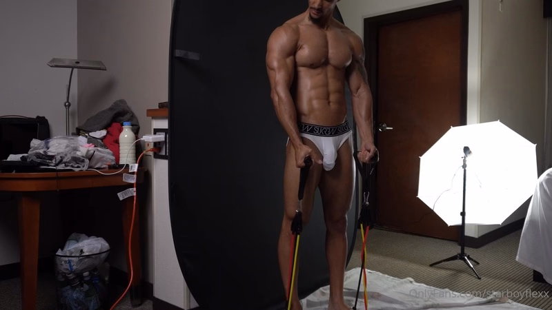 onlytwinks thumbnail for Quick workout in my underwear – Starboy.flexx (starboyflexx)