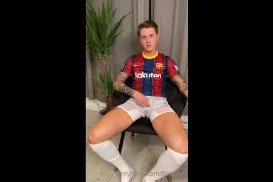 onlytwinks thumbnail for Jerking off after football practice fboyfinn