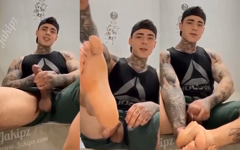 onlytwinks thumbnail for Jakipz – Jerking off after gym and cumming on my foot