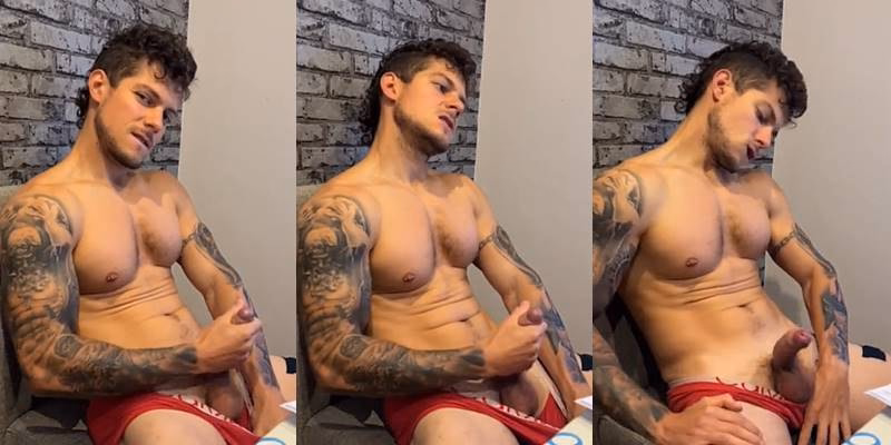 onlytwinks thumbnail for Jacked stud jerks off